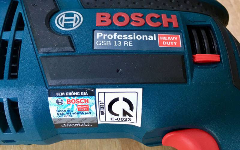 Mã sản phẩm Bosch GSB 13 RE Professional được in trên thân máy