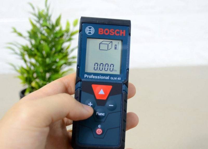 Máy đo khoảng cách laser Bosch GLM 30 thể hiện các số đo chiều dài chính xác bằng cách đơn giản nhất