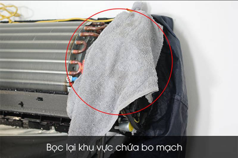 Không xịt nước trực tiếp lên phần bo mạch của máy lạnh