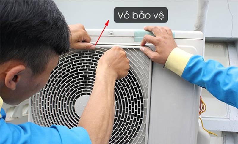 Tháo vỏ máy ở cục nóng