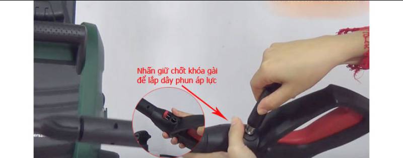 Kết nối dây áp lực vào súng phun