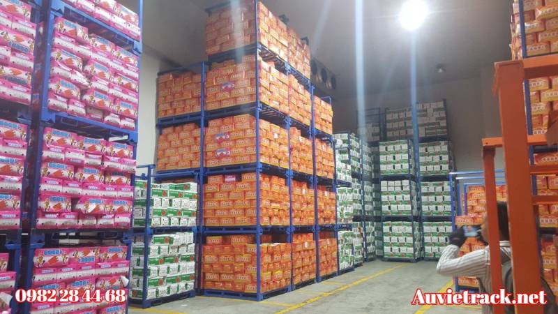 pallet sắt chồng ghép