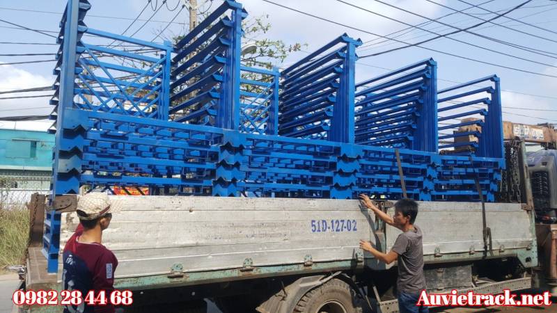 pallet sắt chồng ghép