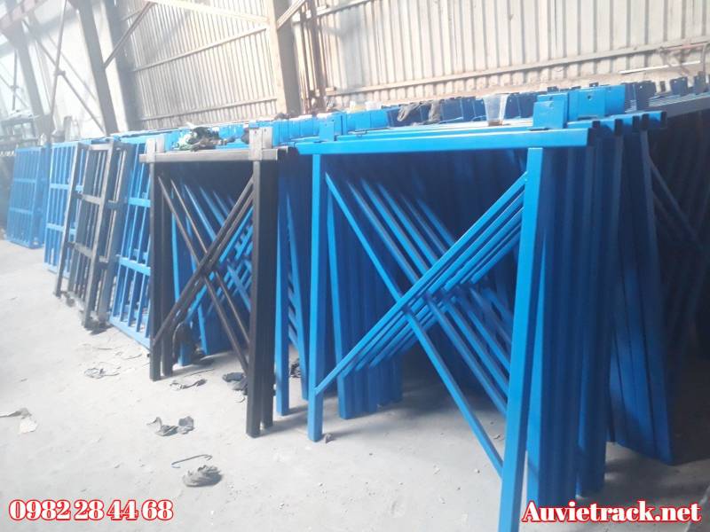 pallet sắt chồng ghép