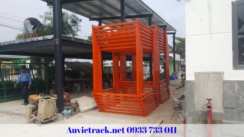 pallet sắt chồng ngược