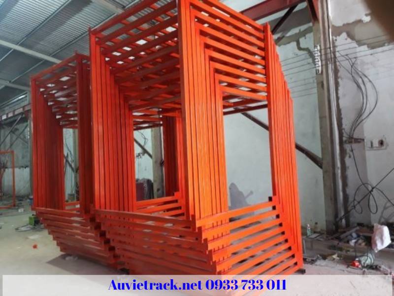 pallet sắt chồng ngược