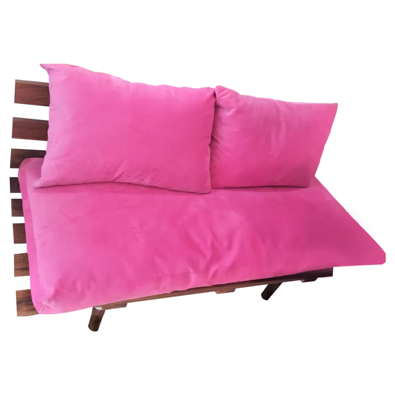 Sofa thư giãn với đệm dày, lưng tựa gỗ nan mang lại cảm giác thân thiện, ấm áp