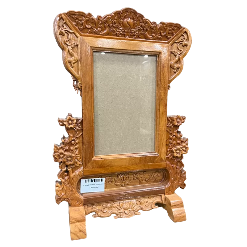 Khung ảnh thờ gỗ Gõ đỏ, họa tiết hoa Mai và Sen mang sắc thái cao quý