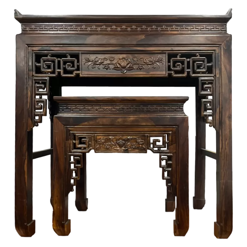 Bàn thờ Gia Tiên gỗ Muồng, chạm khắc hoa Sen thiêng liêng giúp điều hòa khí vượng, tăng cường năng lượng tốt