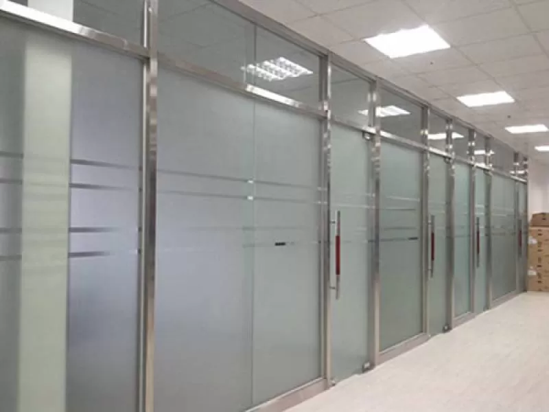 Vách ngăn kính, khung inox 304 xước mờ hair line