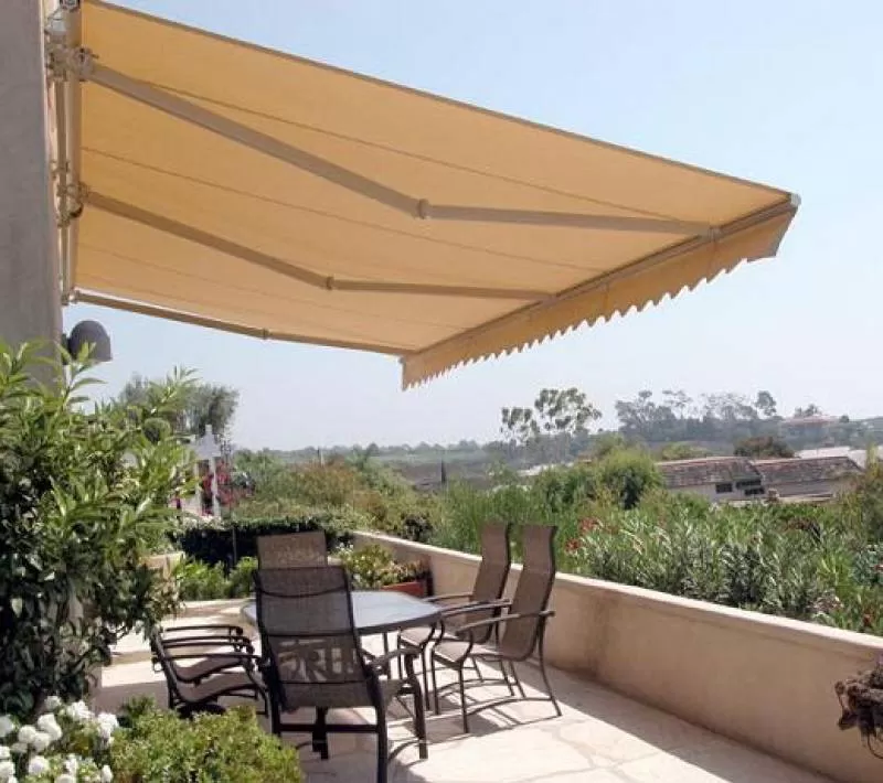 Rèm bạt che nắng xua tan cái nắng oi bức trước hiên nhà