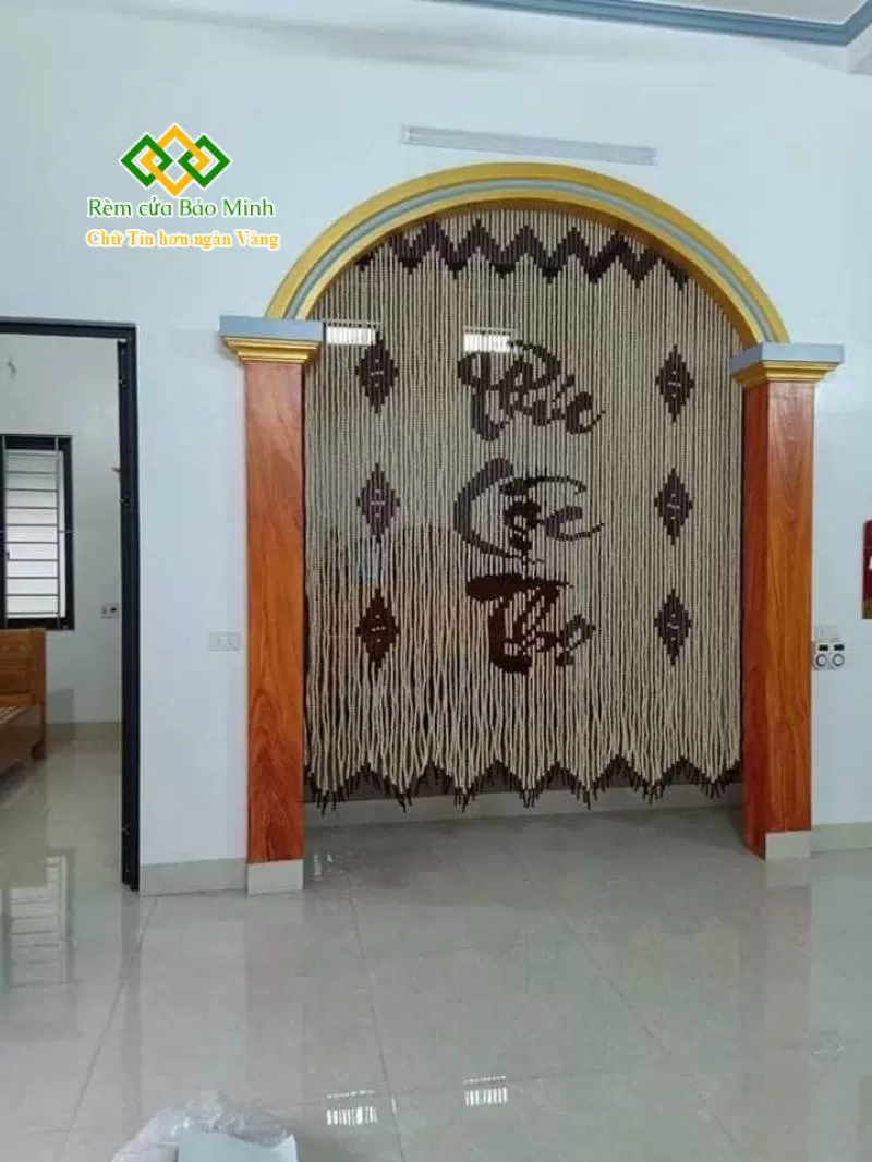 Rèm hạt gỗ che cửa phòng thờ dạng vòm