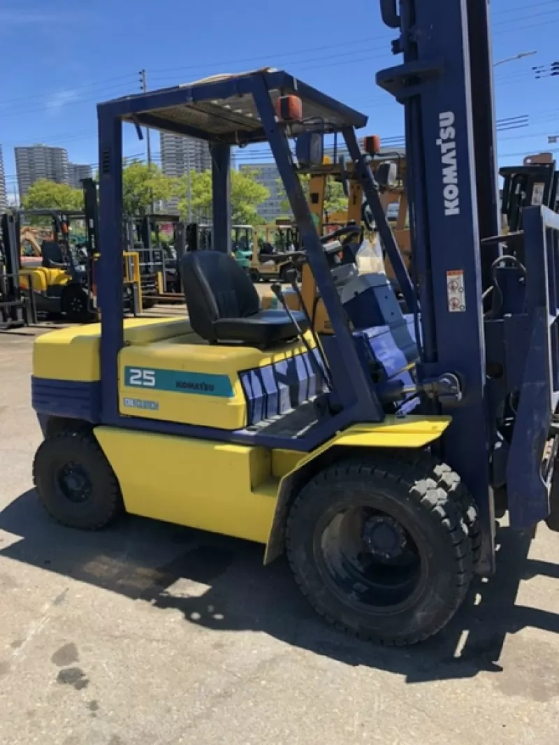Komatsu 2,5 tấn -11 cực đẹp