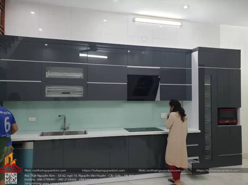 Tủ bếp acrylic màu ghi hiện đại, sang trọng cho căn bếp nhà chú Thọ