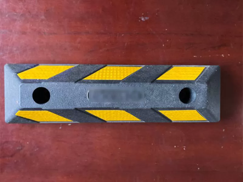 Chặn lùi sau xe cao su 550x150x100mm