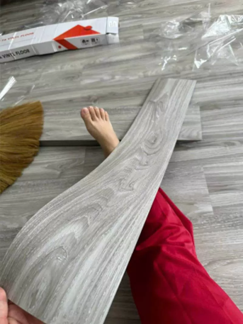 Nhựa lót sàn vinyl có keo sẵn màu xám M26