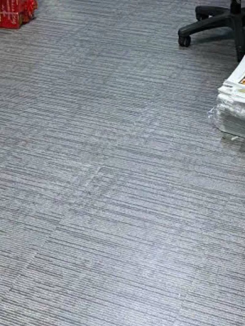 Nhựa lót sàn có keo vân giả thảm