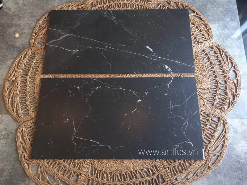 Gạch lát nền WC đen tia chớp