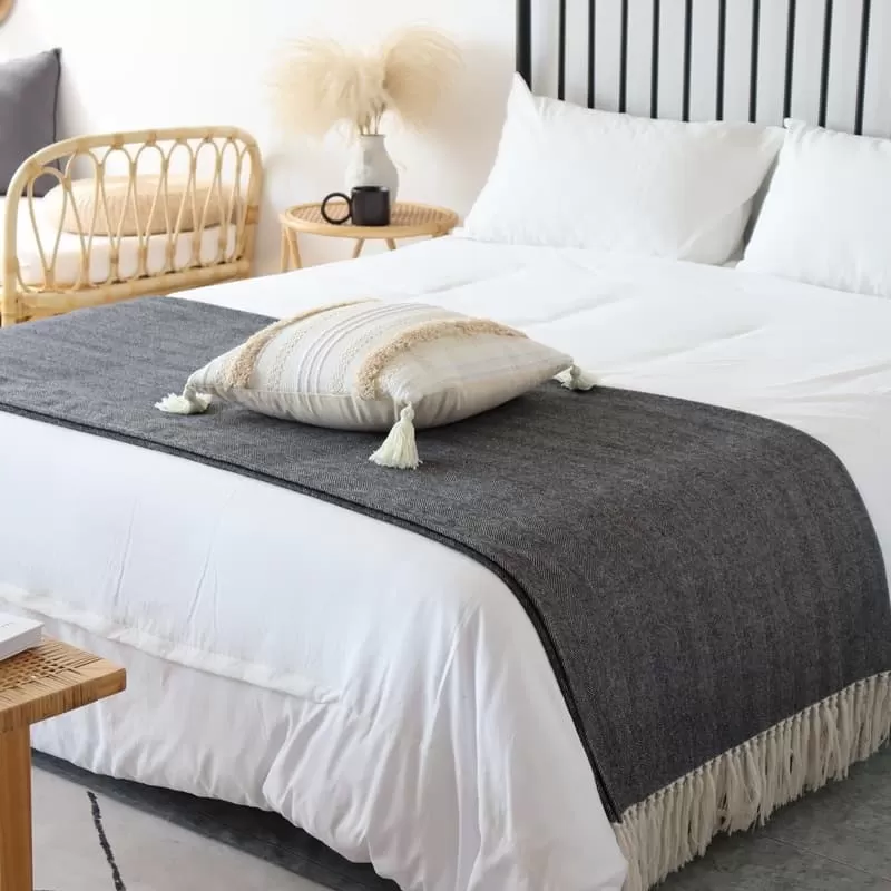 Khăn trải giường màu đen tua rua tối giản MBH6428