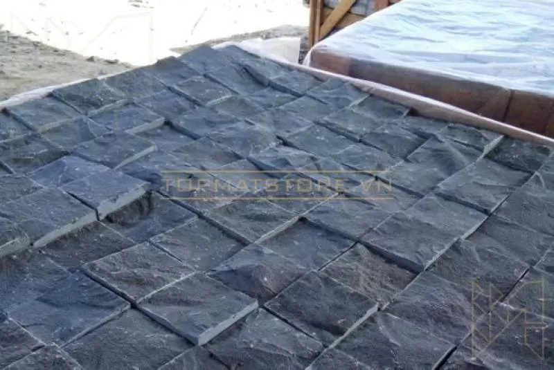 Đá cubic bazan đen cắt 4 cạnh - Mẫu đá lát sân vườn đẹp