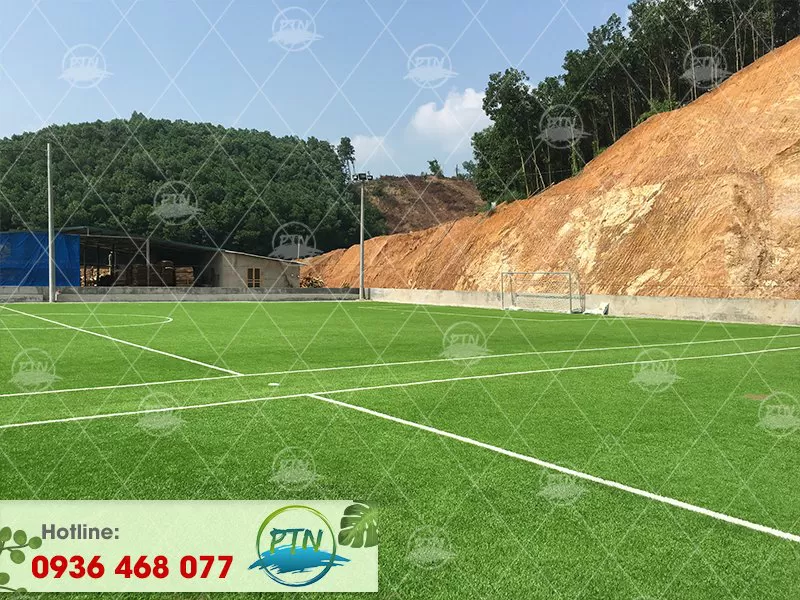 Thi công sân cỏ nhân tạo 11 người tại Đại Yên Quảng Ninh