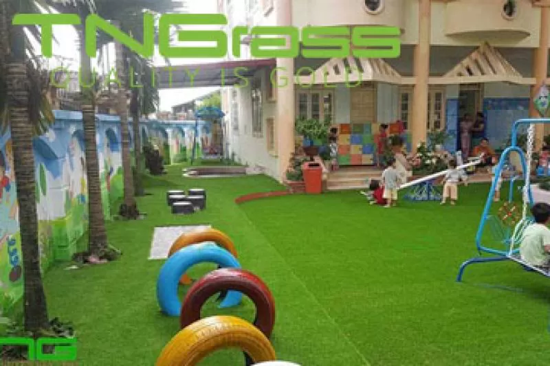 Sử dụng cỏ nhân tạo trang trí trường mầm non