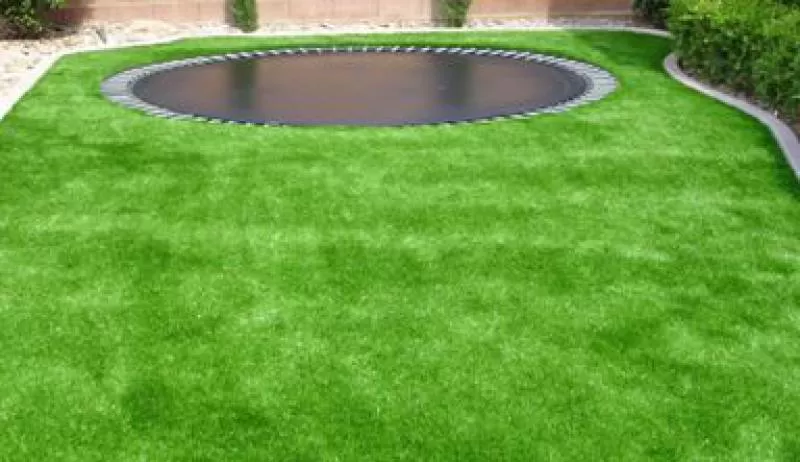 Diện tích một sân cỏ nhân tạo là bao nhiêu?
