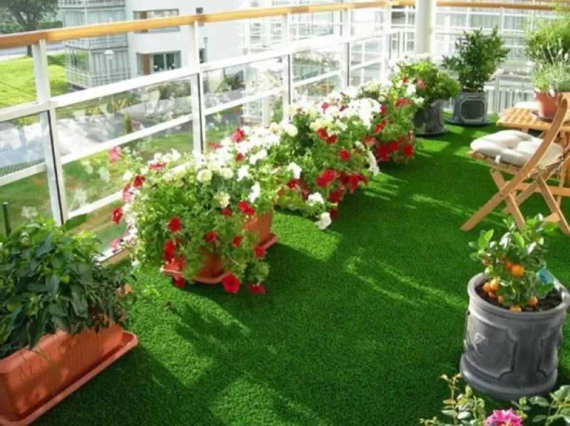 Ban công xanh mát cho ngôi nhà từ cỏ nhân tạo sân vườn