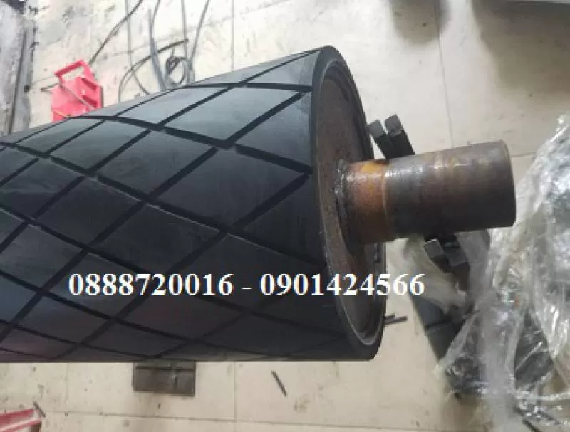 Đắp trục cao su xẻ rãnh caro