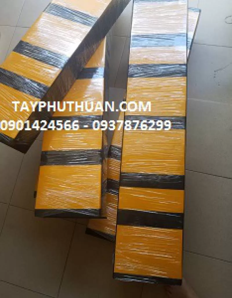 Chống va đập bằng cao su sơn vàng 200mm
