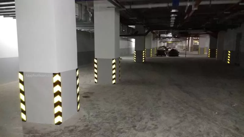 Ốp cột cao su phảng quang dài