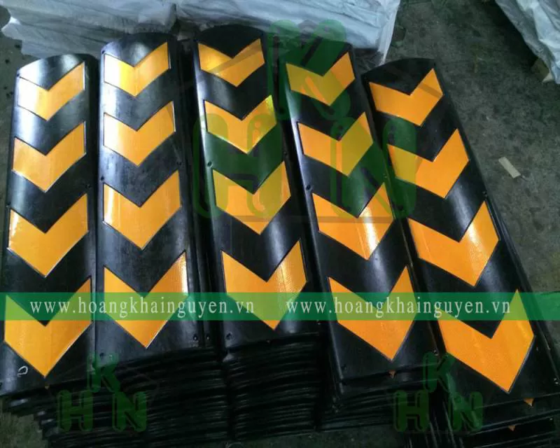 Góc tường có phản quang | Báo giá thanh ốp góc cột cao su