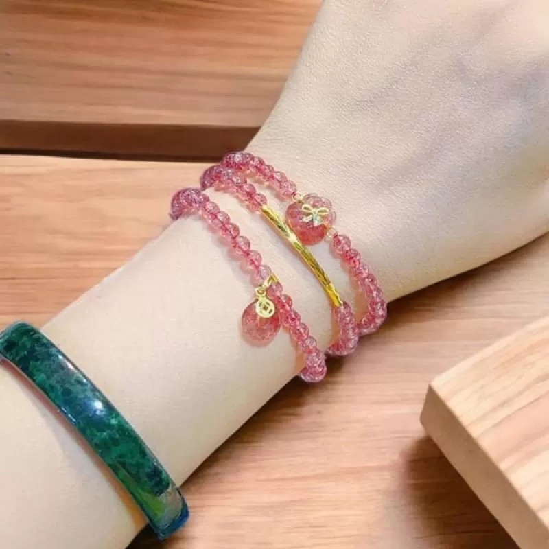 Vòng Tay Thạch Anh Dâu Hồng Mix Charm Vàng Túi Tiền Đồng Điếu