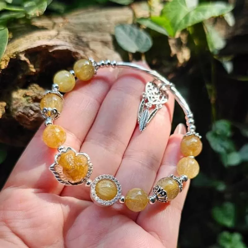 Vòng Tay Hồ Ly Thạch Anh Tóc Vàng Mix Charm Bạc 02
