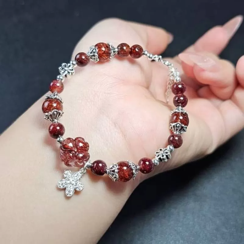 Vòng Tay Thạch Anh Tóc Đỏ Mix Cỏ 4 Lá Charm Bạc