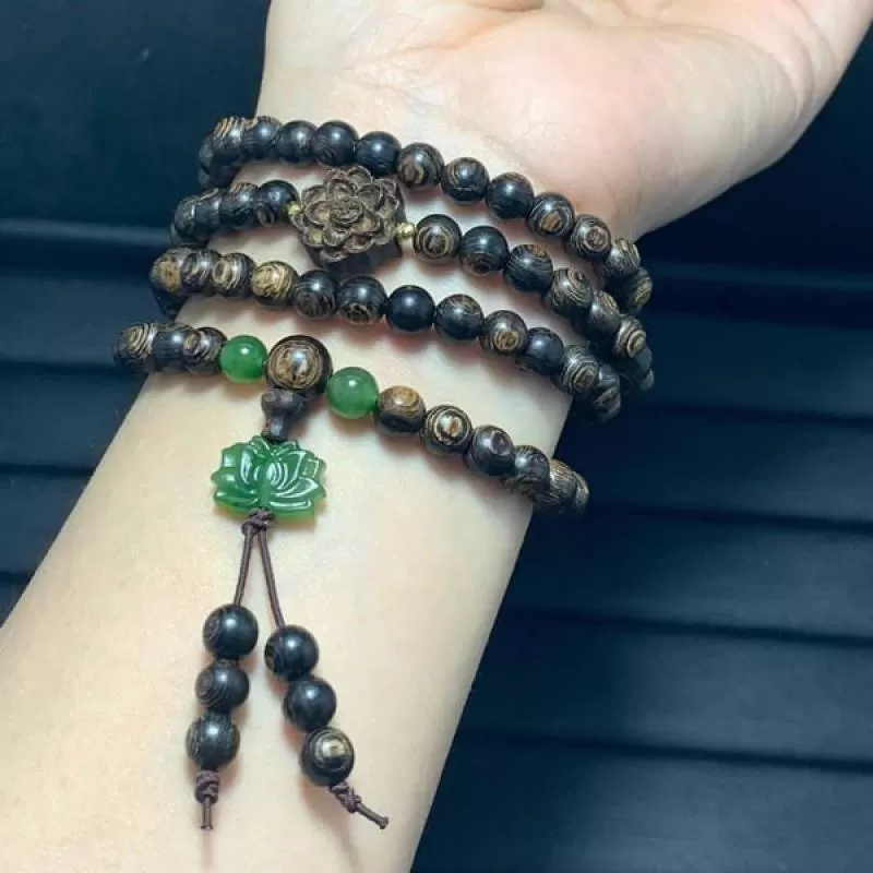 Vòng tay Trầm hương sánh 6mm mix bi vàng và sen ngọc bích