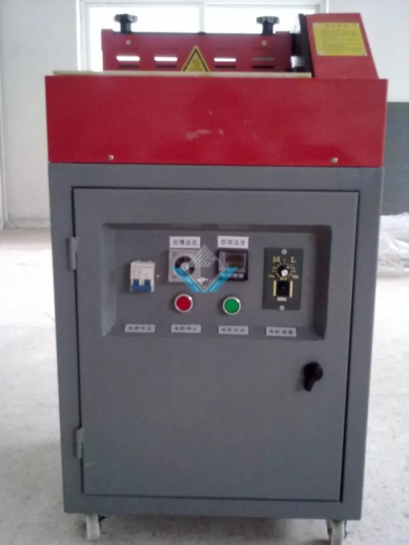 Máy bôi keo nến dán khay hộp cứng