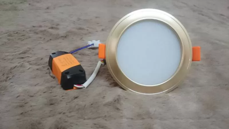 Đèn led âm trần 3 màu 12w D110 mặt cong cao cấp trắng